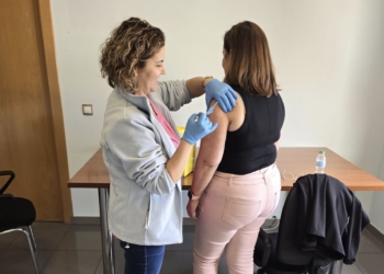 Orihuela establece un punto de vacunación de gripe y covid para proteger al personal municipal