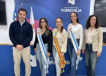 Nuria Martí de Oro, Ana Vidal Martínez e Inés Martínez Conesa, reciben los distintivos de la Corte Salinera