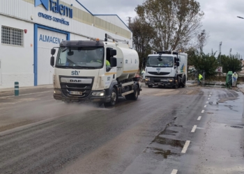 Un total de 125 operarios, 21 brigadas especializadas y 77 vehículos avanzan en la limpieza de las áreas industriales afectadas por la riada