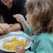 Los niños cuidados por sus abuelos tienen un 10% más de riesgo de sufrir obesidad infantil