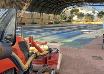 Deportes realiza actuaciones de mejora y limpieza de las pistas multiusos cubierta y de atletismo