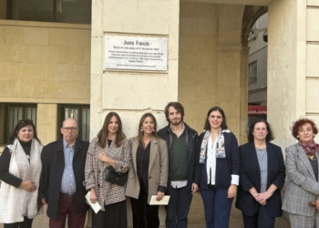 Cultura coloca una placa conmemorativa en recuerdo a Juana Francés en plaza Ayuntamiento