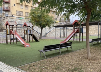 Parques y Jardines proyecta la renovación de los juegos infantiles de Huerto de los Datileros
