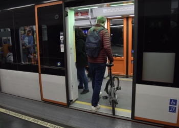 FGV limitará a dos patinetes eléctricos y dos bicicletas por tranvía o tren en TRAM d’Alacant a partir del 1 de diciembre