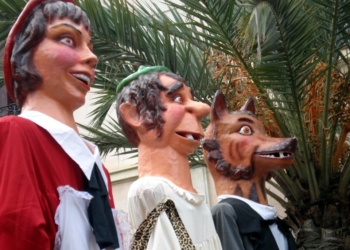 «Bailar con Lily y los gigantes en fiestas, es una tradición torrevejense»