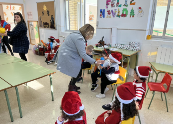Santa Pola da la bienvenida a la Navidad con cartuchos de golosinas