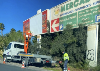 Orihuela intensifica las acciones contra las vallas publicitarias ilegales