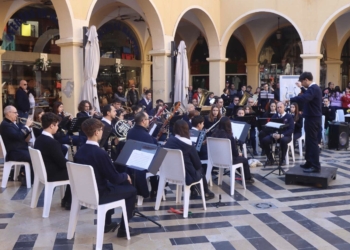 La Banda Juvenil de la Unión Musical de Benidorm llena la Plaza Mayor en su concierto en honor a Santa Cecilia