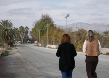 El Ayuntamiento coloca 12 farolas solares autónomas en el Barrio de la Estación de Crevillent