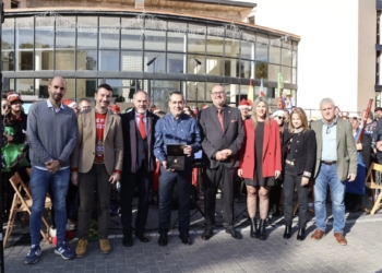 Joan Espinosa recibe la Insignia de Plata de Sant Joan en su despedida de la dirección de la Sociedad Musical La Paz