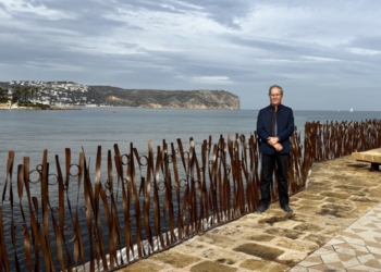 Toni Marí dona una barandilla escultural al Ayuntamiento de Xàbia