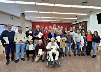 Los trabajadores municipales jubilados este año reciben el Escudo de la Villa de Santa Pola