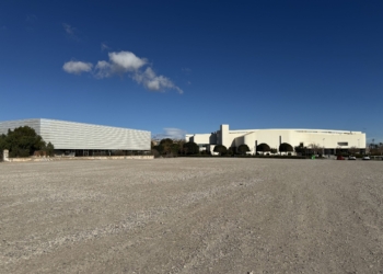 El Ayuntamiento retira 4.500 toneladas de escombro para habilitar un aparcamiento junto al nuevo pabellón y la Facultad de Educación