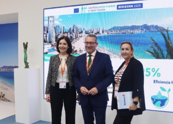 Benidorm estrena en Fitur su título europeo de destino Pionero Verde de Turismo Inteligente 2025