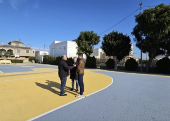 Deportes repara la pista de fútbol y de baloncesto de la pedanías de Correntías
