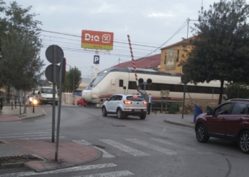 ADIF cortará el tráfico de vehículos en el paso a nivel de la calle La Virgen para sustituir las bandas anti-ruido