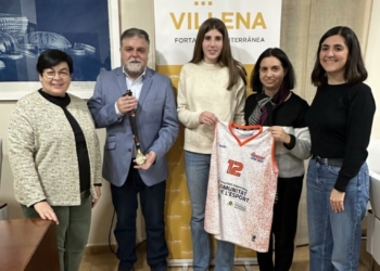 El equipo de Gobierno recibe a Elsa Martínez, campeona de España con la selección infantil de baloncesto