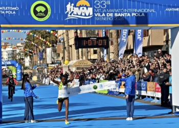 Victoria del keniano Langat por debajo de la hora y récord femenino de la etíope Alema en la Media Maratón de Santa Pola