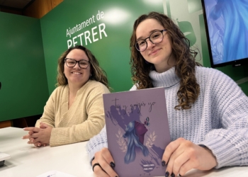La joven petrerense Paula Payá ilustra el poemario “Tú, y quizás yo” con la autora Marcela Mata