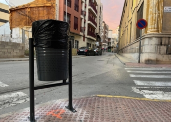 El Ayuntamiento coloca 24 papeleras por diferentes puntos del municipio