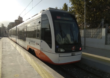 TRAM d’Alacant ofrecerá servicio de autobús entre las paradas de Hospital Vila y Benidorm y recupera la conexión directa hasta Dénia
