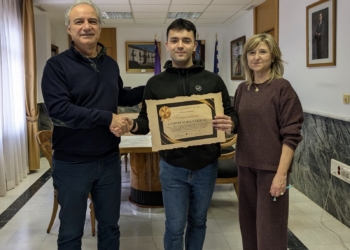 Fabián Viana Vázquez, recibe el reconocimiento por alzarse con el Premio Extraordinario de Bachillerato 2023-2024
