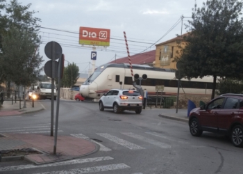 ADIF anuncia al Ayuntamiento que las obras del paso a nivel de la calle La Virgen se extenderá hasta próximo jueves