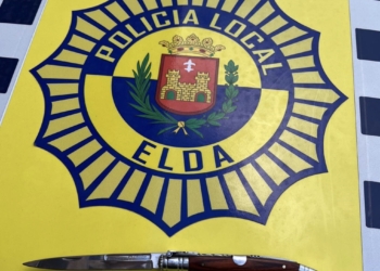 La Policía Local de Elda sanciona a un conductor que iba al volante de un vehículo con el permiso caducado y sin haber pasado la ITV