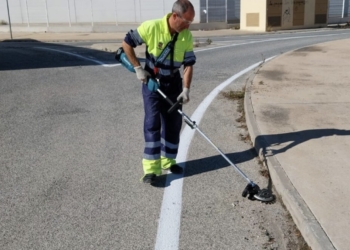 La Brigada de Obras renueva la señalética de tráfico y limpia los viales del Polígono Industrial de Bulilla