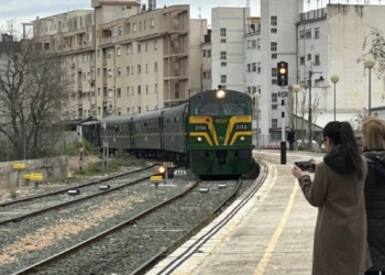 Alcoy recibe la visita de un tren especial con turistas ingleses amantes del ferrocarril