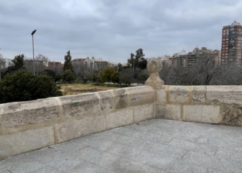 Finaliza la rehabilitación del pretil de la explanada de las Torres de Serranos, que estará listo para La Crida