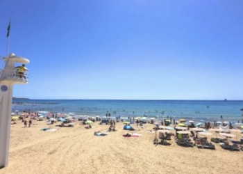 Alicante renueva el balizamiento en las playas con canales de nado en San Juan-Albufereta