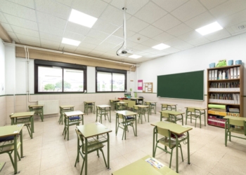 El equipo de gobierno de Sant Joan acusa al PSOE de lanzarse a los brazos de Compromís para pedir que se retire a las familias la libre elección de la lengua base en los colegios