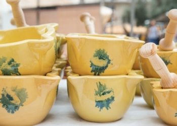 La plaza de la Reina acogerá hasta 26 puestos de venta de artesanía en la tradicional Escuraeta