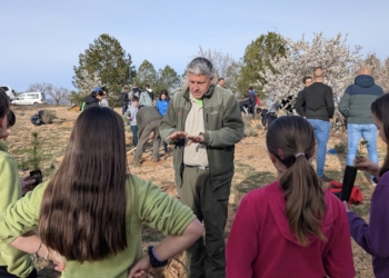 180 escolares participan en la reforestación de 800 ejemplares en Sierra del Negrete con motivo del Día del Árbol