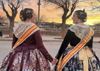 Utiel da la bienvenida a las Fallas 2025 con mascletá solidaria y una emotiva Crida