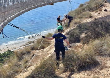 Jornada de voluntariado para limpiar el entorno del mirador del faro en el cabo de Santa Pola
