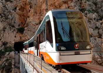 La tarjeta joven gratuita se actualiza en la Móbilis30 y unifica por primera vez todo el transporte autonómico en un solo soporte