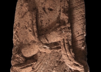 Investigadores de la UA y la UGR hallan un fragmento de una escultura romana en el yacimiento de Los Cucos