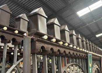 El Ayuntamiento renueva las almenas de la enramada de las Fiestas