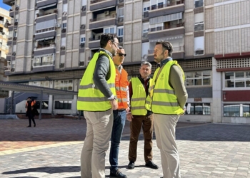 La reforma integral de la plaza de pisos azules concluirá antes del verano