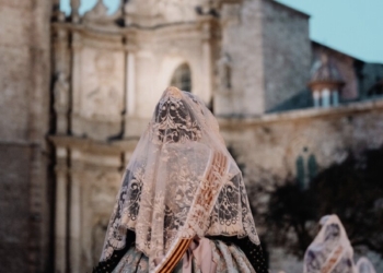 Casi 1.400 representantes de las fallas afectadas por la dana participan en la Ofrenda