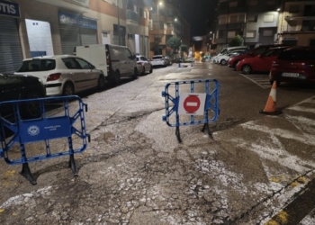 El Ayuntamiento reparará el socavón y la red de alcantarillado en la calle Llibertat