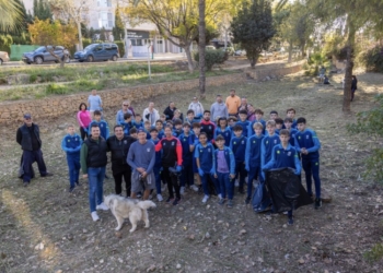 Los equipos del CF L’Alfàs que disputarán la Norway Cup realizan una limpieza del Bulevar de los Músicos