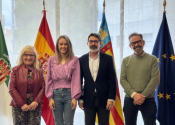 Lucía Díaz Fuster firma el decreto que la acredita como alcaldesa de Fiestas durante las Fiestas Patronales y de Moros y Cristianos