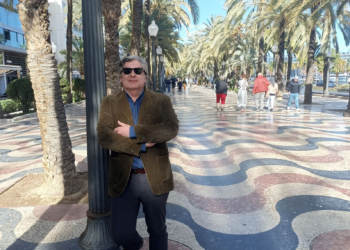 «Escribo sobre Alicante porque a esta tierra se lo debo todo»