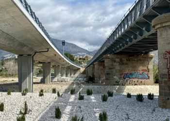 Martínez Mus asiste a la apertura de la pasarela ciclopeatonal y el aparcamiento del viaducto sobre el río Algar en Altea