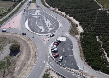 La Generalitat abre una zona de aparcamiento como punto de encuentro para el uso compartido de vehículos en la CV-930 en Orihuela