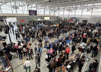 Coches clásicos y rock’&’roll en el VIII Garage Rules de La Nucía