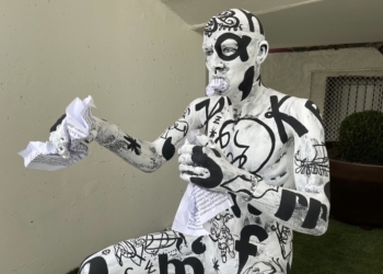 Cultura embellece de nuevo los bajos del Puente de San Sebastián con una intervención artística